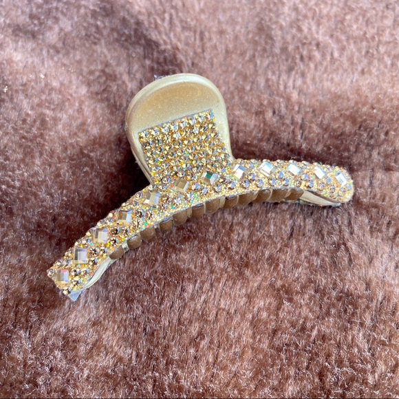 Beautiful Studded Golden Clip!❤️ - Picture 2 of 7